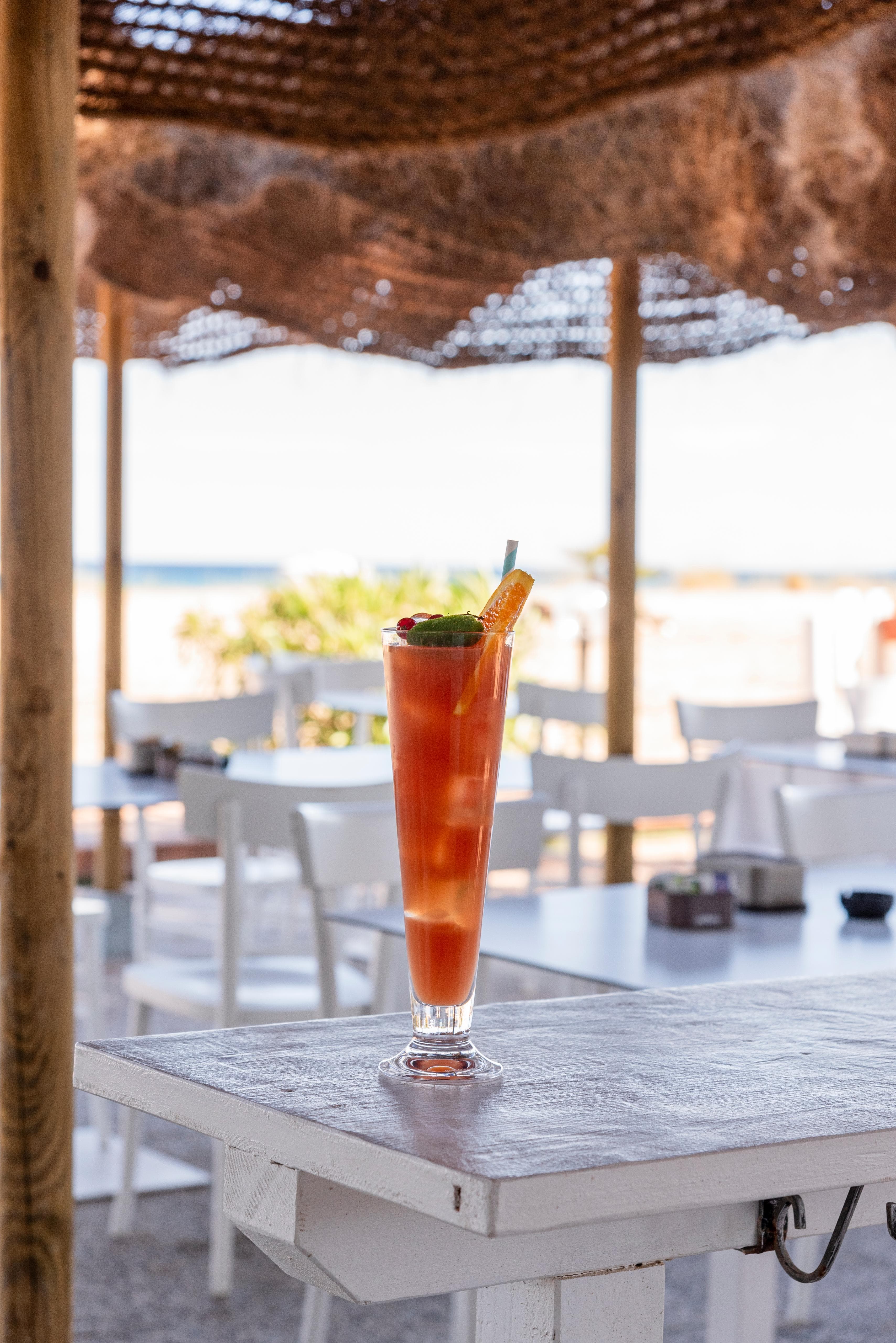 Cocktail del bistrot con vista mare