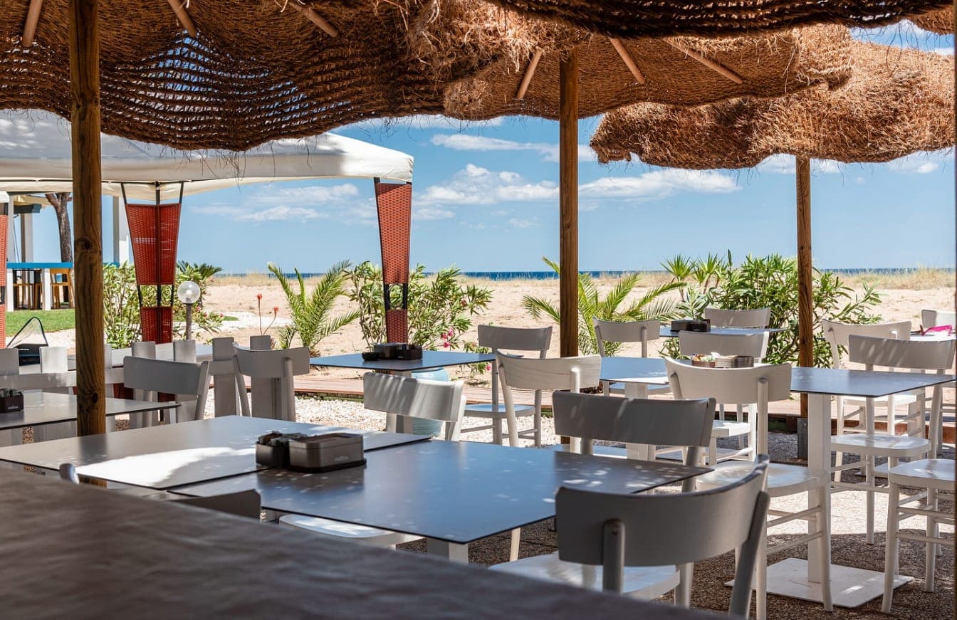 Tavoli esterni del Lungomare Bar Bistrot davanti alla spiaggia e al mare