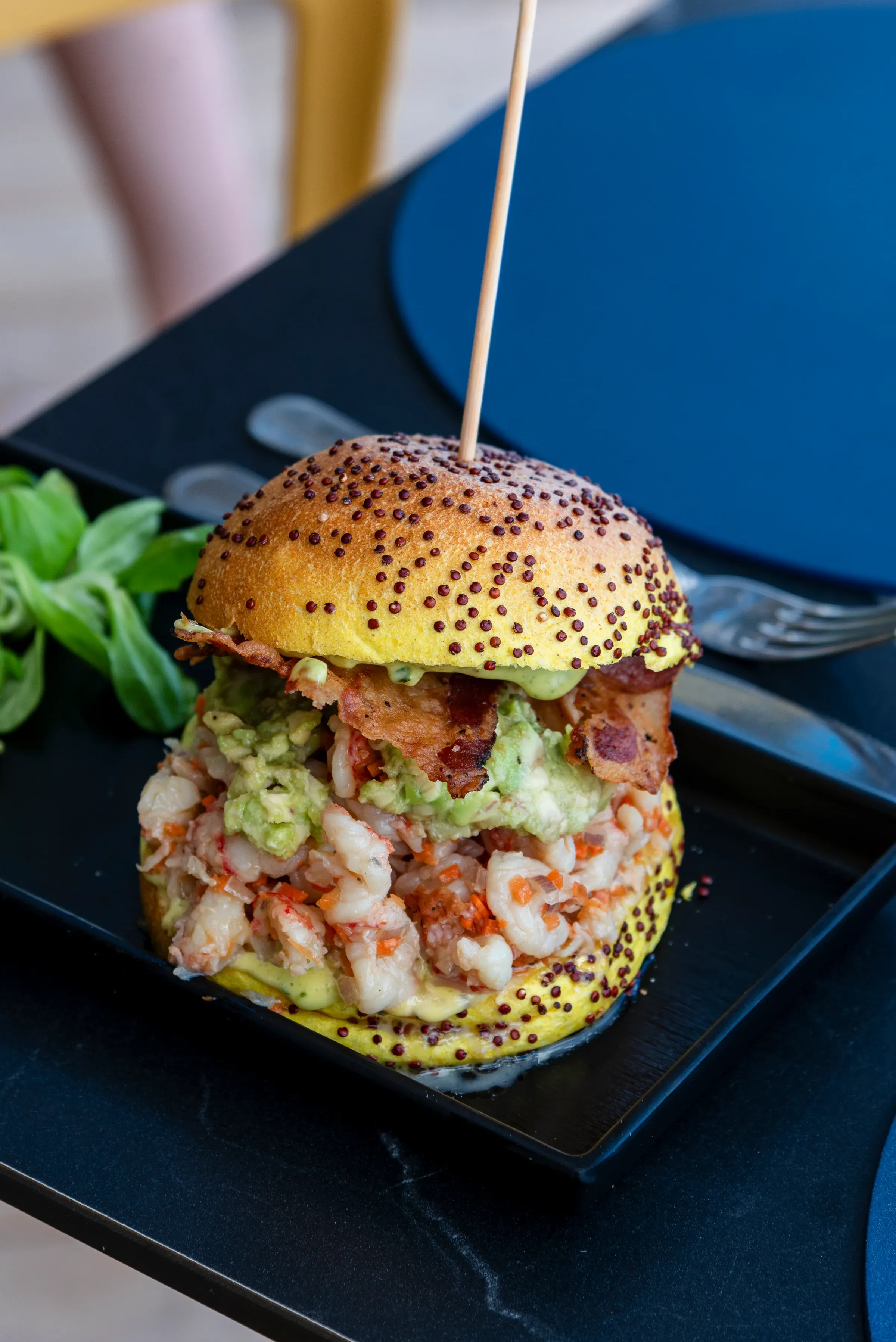 Panino del bistrot con gamberi, avocado e guanciale croccante